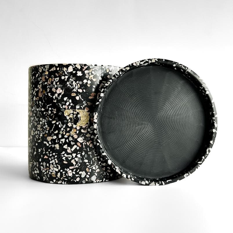 Maceta de resina reciclada en color neutro para plantas de interior y exterior